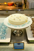 ホワイトチョコレートムースケーキ｜クリスタルパレスレストラン「アナとエルサのフローズンファンタジー」スペシャルブッフェ ©Disney
