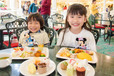 好きなものを、好きなだけ食べられるのは、子どもたちも大喜び。©Disney