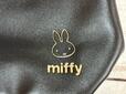 バッグ右下には、ゴールドカラーでミッフィーのお顔が箔押しされたワンポイントデザイン！
