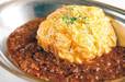ハヤシ屋中野荘（中野）　オムハヤシ 880円　チキンライスに、ふんわり卵をのせて。トッピングを加えて自分流にアレンジもできる。