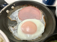 【吉野家　ハムエッグ牛小鉢定食】ハムエッグは熱々のフライパンに乗せて運ばれてきます