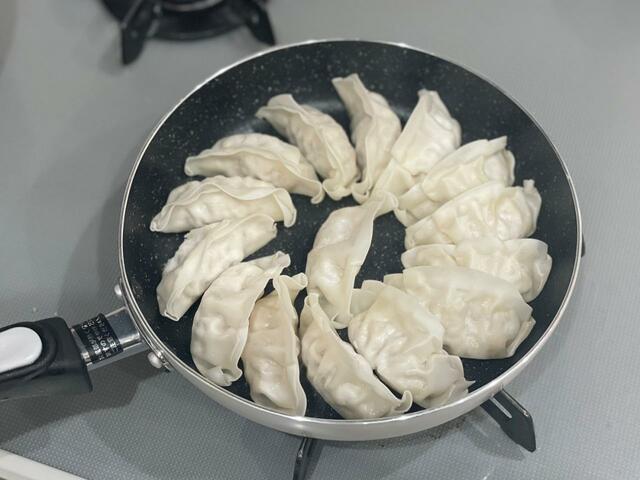 【大阪王将　肉餃子】フライパンでいざ調理！