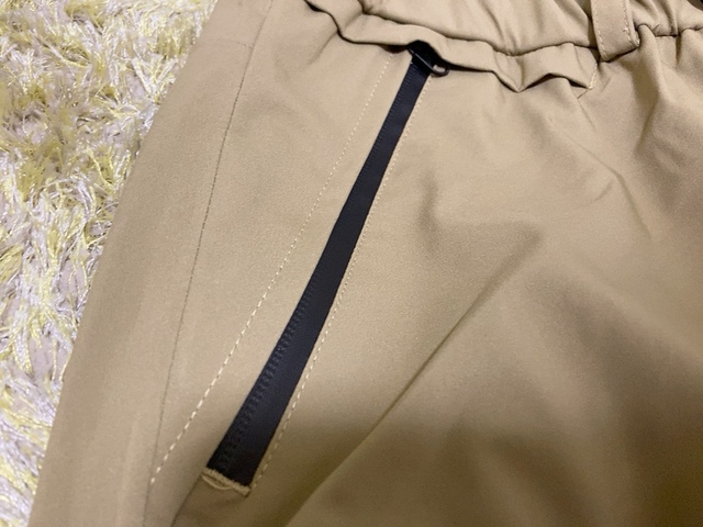 【ワークマン イナレムライトウォームパンツ】止水ファスナー付き。雨や水しぶきを気にせず履けます