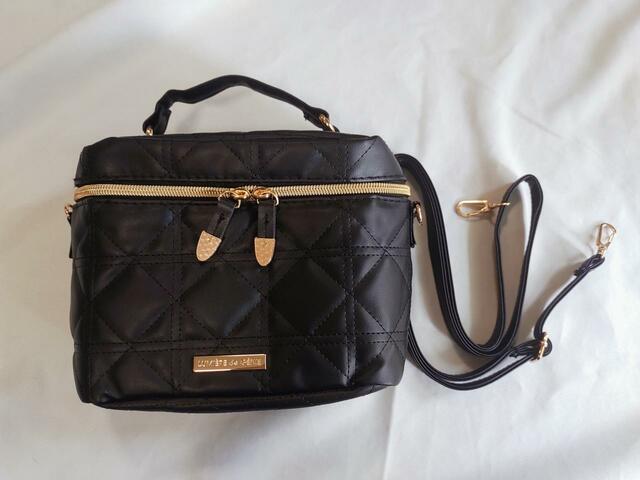 高級感のあるデザインで、付属のショルダーつき