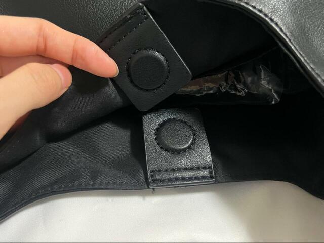 【GU ロングベルトトートバッグ+E】開口部が大きいのでテーブルなどに置くと中を見やすく、探し物もしやすいです