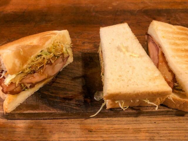 【コメダ珈琲　あみやきチキンホットサンド】特製ソースがたっぷり染み込んでいて美味しそうですね