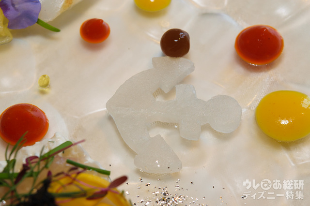 縞鯵のマリネ パプリカのクーリとシトラスフォーム　アオリイカのグリルと才巻海老を添えて｜オチェーアノ“ディズニー・パイレーツ・サマー” ディナーコース（2017）