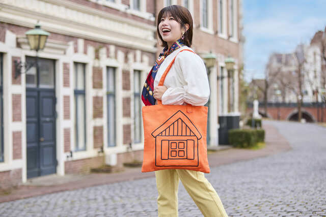 【ハウステンボス「ミッフィー・ワンダースクエア」】「ミッフィー おうちトートバッグ」各3,000円／ブルーナカラーが可愛いトートバッグ