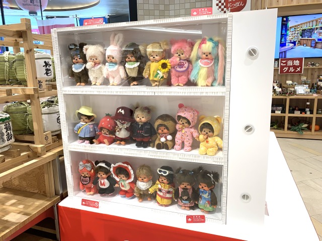 いろんな種類のモンチッチが飾られている