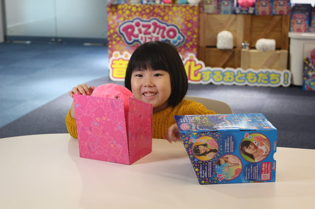 子どもの手で開封できるパッケージ。サプライズ感が増します。