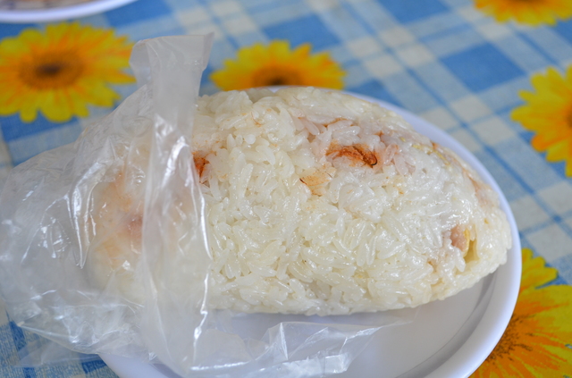 もち米に油條を包み込んだ飯糰も台湾の伝統朝ごはん。雙連市場沿いにある『雙連豆漿』にて