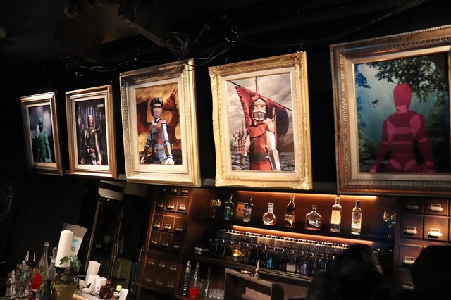 最初飾られていた全員の肖像画が、最終成績の姿に変えられていました