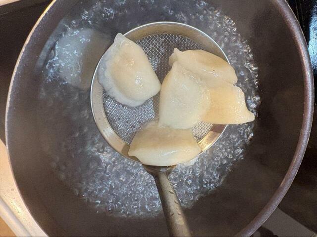 【ロピア もちっと!ぷるぷる水餃子】浮いてきたところをすくい網でさっとすくえば完成、透き通ったぷるぷるの皮が一段と食欲をそそります♪