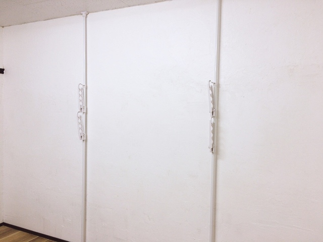 【カインズ つっぱり室内2段竿受け ＴＭＨ－62】シンプルなので竿受けを畳めば壁と同化する