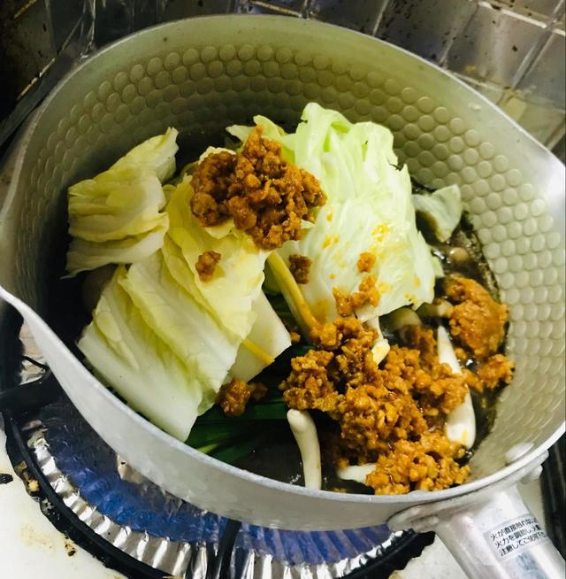 【しゃぶしゃぶ温野菜 黒ごま担々肉鍋】鍋の素が沸騰したら野菜を入れてしっかり煮込んでいきます