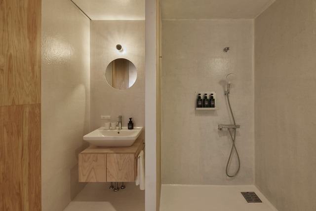 玄関入ってすぐに位置するバスルーム。バスタブも有