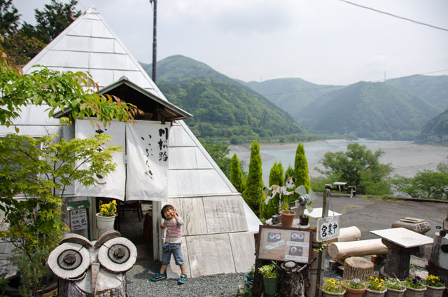 一見、謎の建造物だが、中はカフェ