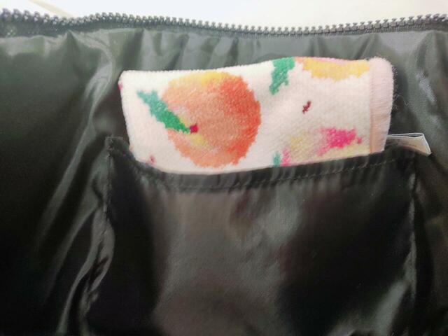 ハンカチが入る大きさ