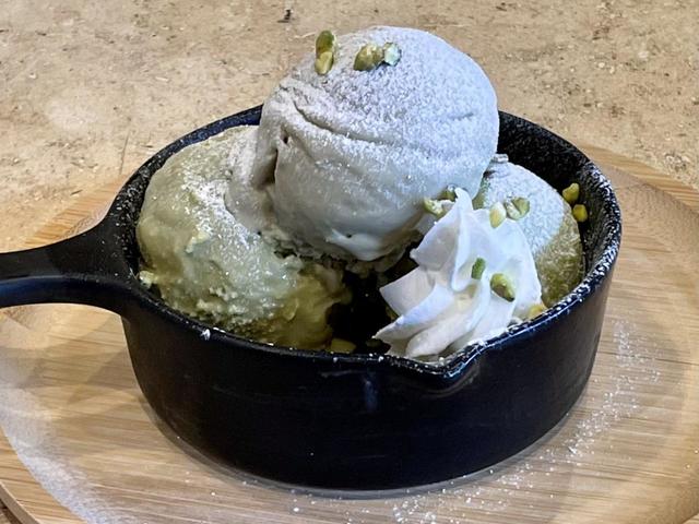 【Pistacchieria Cafe(ピスタチオ・カフェ)】「ジェラート食べ比べ3種」。左からイタリア産、アメリカ産、イラン産