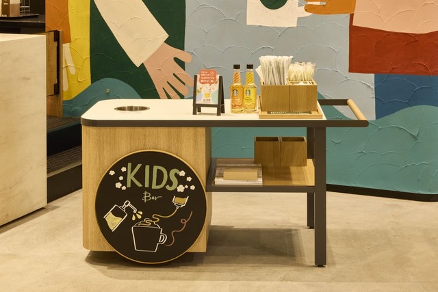 【スターバックス コーヒー 越谷イオンレイクタウン mori 3階店】親子でオリジナルのカスタマイズができる専用の「コンディメントバー」