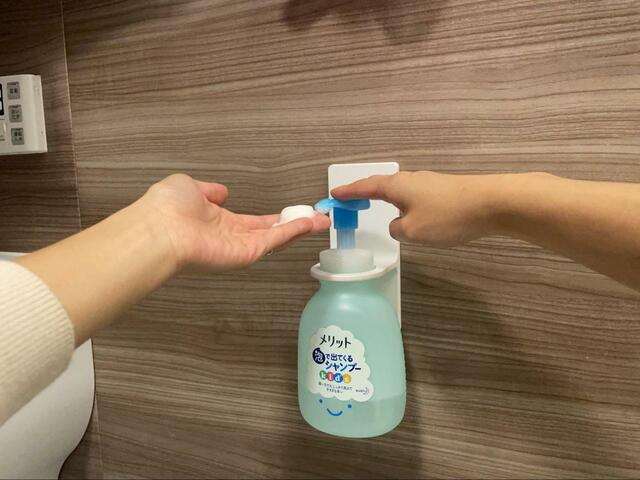 【山崎実業 マグネットディスペンサーホルダー 泡タイプ】泡タイプのポンプは押すのに少し力が入りますが、びくともしませんでした！安定感抜群！