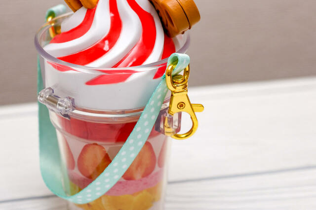 カラフルチョコレート、ミニスナックケース付き ¥1,300｜リボンはドット柄