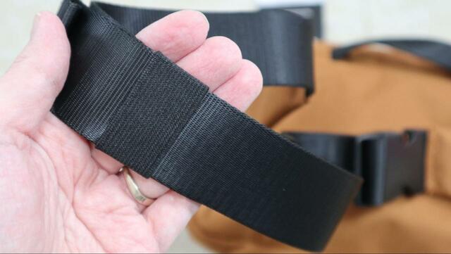 【ワークマン スクエアボディバッグ】ベルトは薄めで光沢があり、肌ざわりなめらか