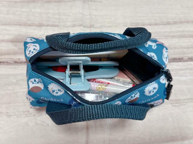 ペン類だけでなく、ハサミやメモ帳なども入るため、ひとまとめにしておけて便利