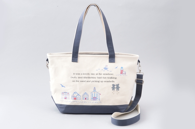 トートバッグ ¥4,500 ※幅約42×高さ約27.5×マチ約15cm（ショルダーベルトは取り外せます）｜ダッフィー新グッズ「Cape Cod Holiday」シリーズ｜東京ディズニーシー