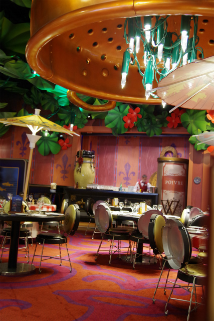 Bistrot Chez Rémy（ビストロ・シェ・レミー）｜レミーサイズになった気持ちになれるレストラン。コルクなどが椅子になっています。