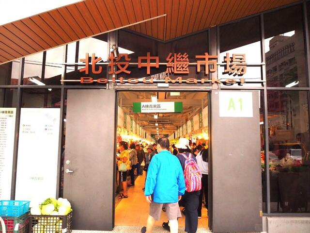 北投中継市場Ａ区の入口をくぐるとまずは果物や野菜のコーナー。明るい照明で清潔感がある