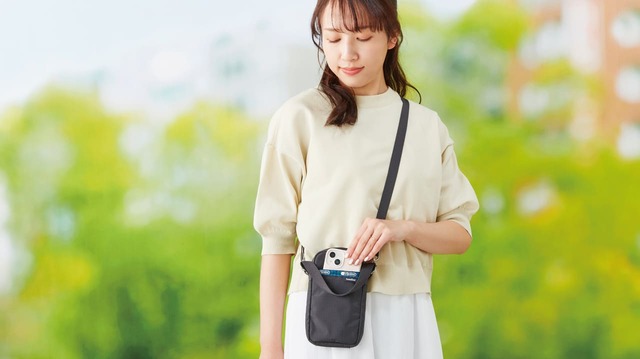 【LeSportsac×familiar「ショルダーバッグ」】たて約19cm×よこ約10cm×マチ約3cm　16,500円