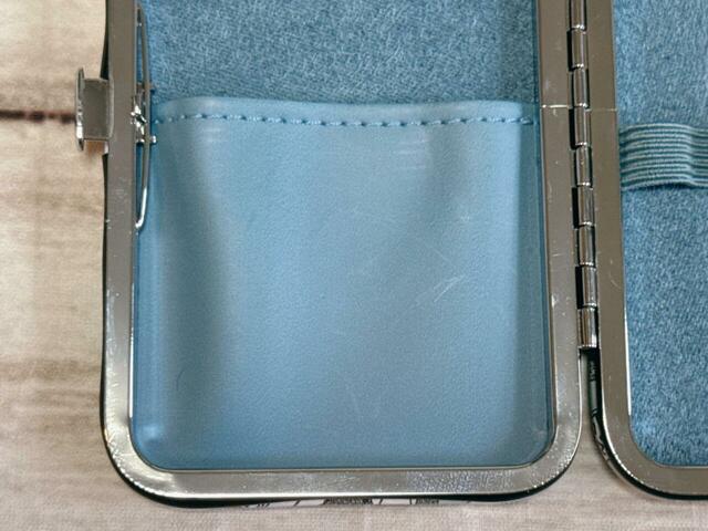 左側には合成皮革のポケット付き。高級感たっぷり！