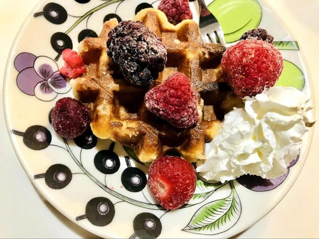 ワッフルにホイップクリームとミックスベリーを添えて