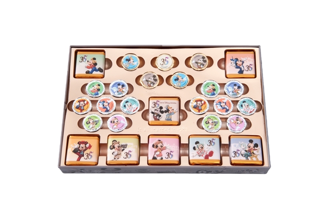 アソーテッド・チョコレート 1,600円｜縦約16.5×横約24.5×高さ約2.5cm｜内容量：170g（35個）（ミルク16個、スウィート&ホワイト14個、スウィート&ストロベリー風味5個）｜東京ディズニーリゾート35周年“Happiest Celebration! ”スペシャルグッズ