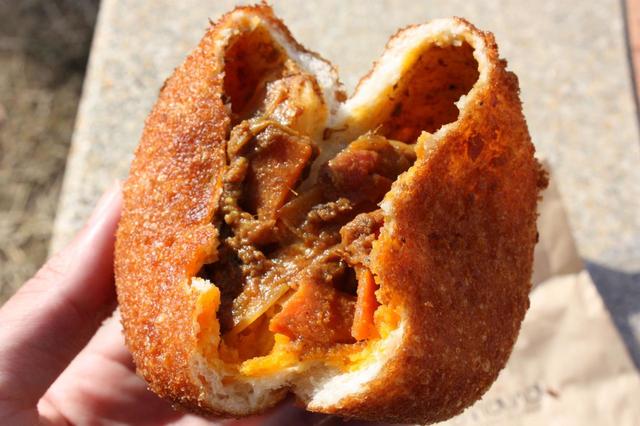 「十勝豊西牛カレーパン」ベーカリーズキッチン オハナ （有明）