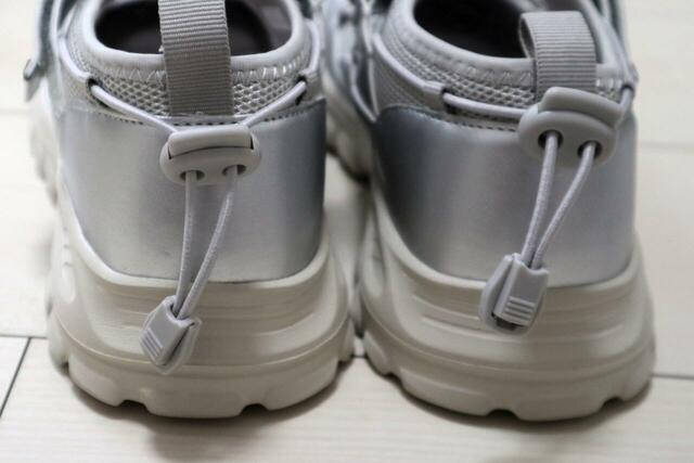 【GLOBAL WORK エアかるクッションコードスニーカー】背面のパーツでコード（＝足全体のホールド感）を調整できます◎