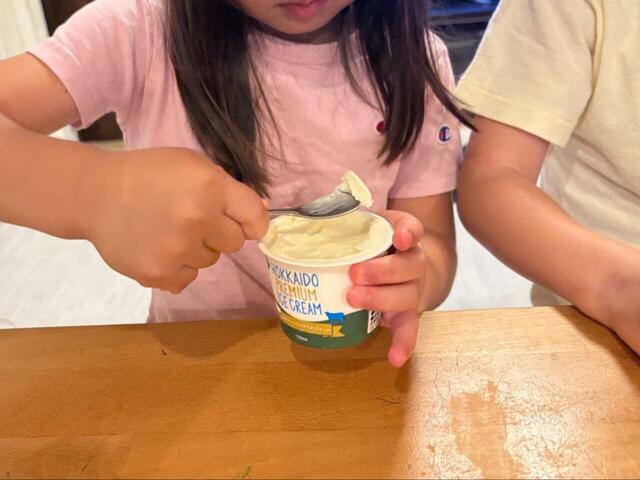 【コストコ ATHENA北海道プレミアムアイスクリーム】子どもたちがスプーンを持って、早速すくって食べ始めました!