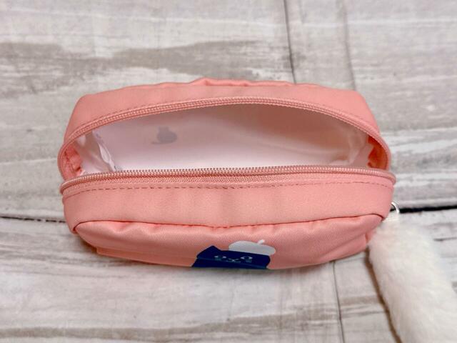 内側はポケットや仕切りなどはないシンプルな作り