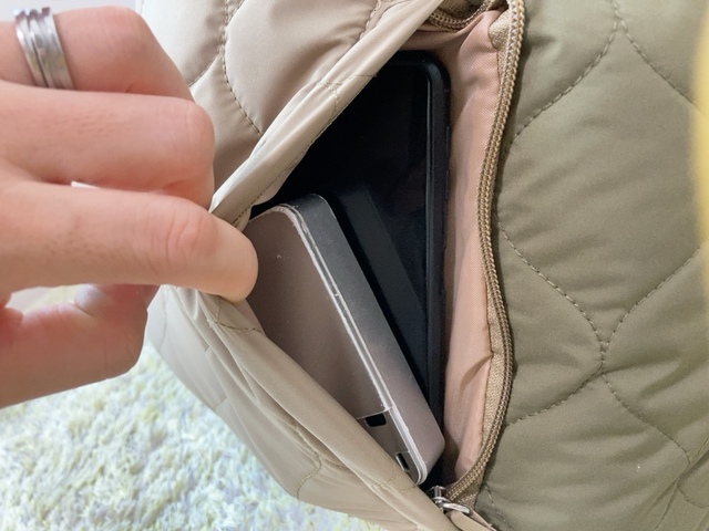 【ワークマン FieldCore 撥水・中綿マルチポケットトート】正面のポケットにポータブル充電器とスマホを入れてみました