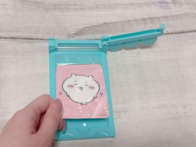 【ちいかわ キラだッッ ホログラムカードメーカー】手前まできたレバーをゆっくり元の位置に戻し、台座についているホロシートを外しましょう！