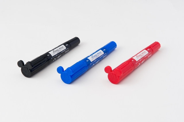 油性ペン  黒/赤/青:各300円