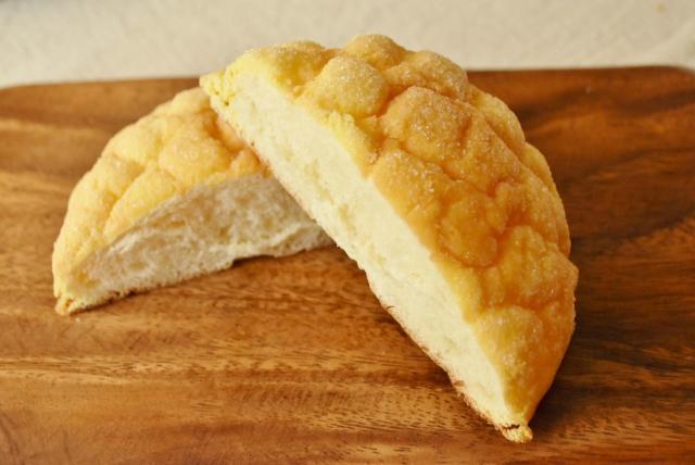 バターの風味が豊かなパン生地。／ローソン『サックリメロンパン』107円 (税込116円)