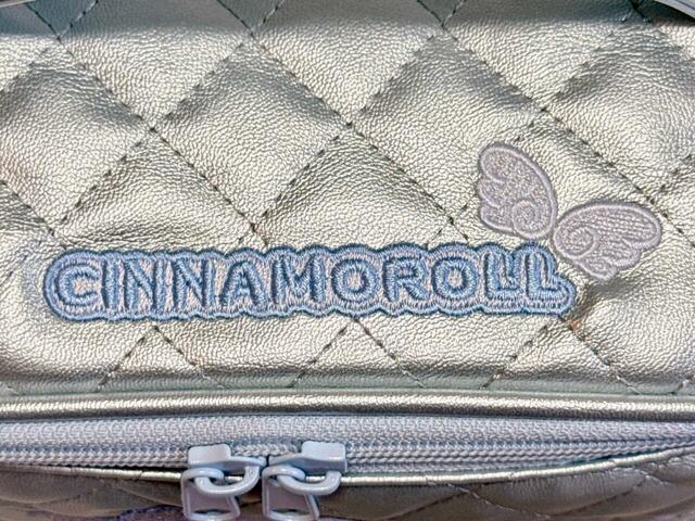 【サンリオキャラクターズ当りくじ】「3．バニティケース／シナモロール」蓋部分には「CINNAMOROLL」のロゴと天使の羽の刺繍入り
