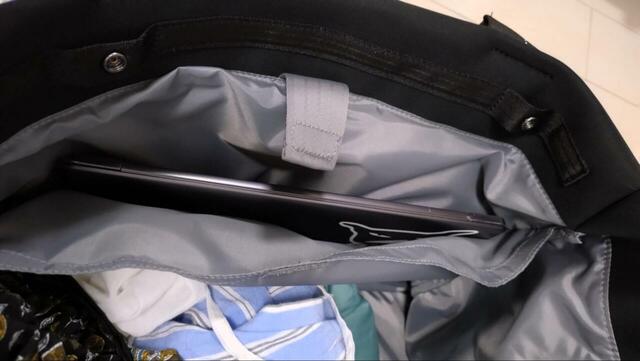 【adidas（アディダス） マストハブ シーズナル トートバッグ】内側にはノートPC対応の大きなスリーブポケット、反対側にはメッシュのファスナーポケットが付いています