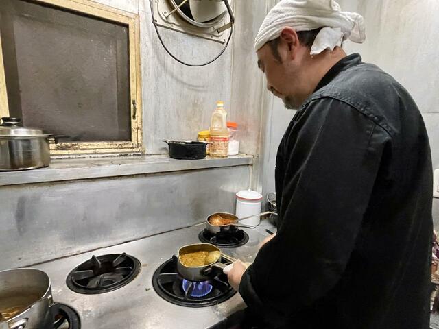 【南インド料理 葉菜hana】コンロは厨房の一番奥。今回鍋をふる吉田シェフをはじめて見ることができた