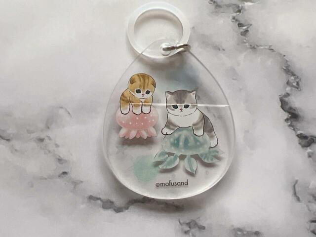 クラゲの上に乗るにゃんこたちもかわいい〜！