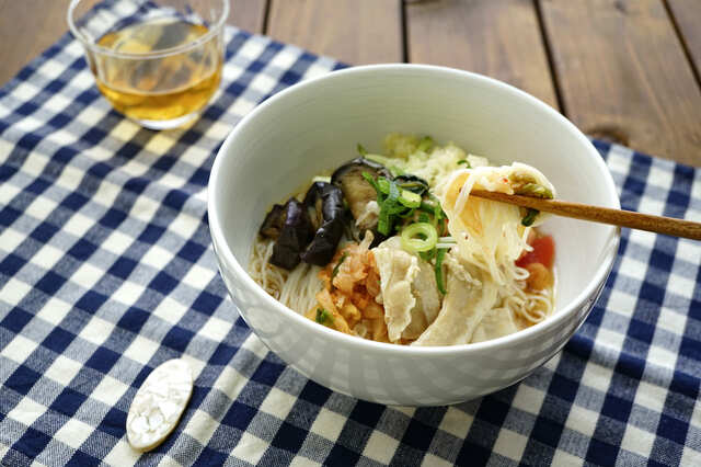 【成城石井「成城石井自家製 3種夏野菜と豚バラキムチの冷やし島原手延べぶっかけそうめん」539円】今夏の新商品！