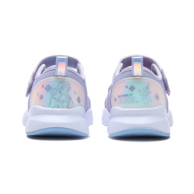 かかとのプルストラップなどには、角度によって彩りを変えるオーロラ素材を採用【HAWKINS『アナと雪の女王』スペシャルモデル】