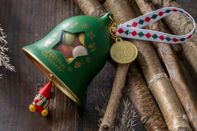 カラフルチョコレート、ミニスナックケース付き 1,100円|「ディズニー・クリスマス」スペシャルメニュー|東京ディズニーリゾート40周年“ドリームゴーラウンド”|販売店舗:東京ディズニーランド「ヒューイ、デューイ、ルーイのグッドタイム・カフェ」、東京ディズニーシー「ザンビーニ・ブラザーズ・リストランテ」|販売期間:2023年11月1日(水)〜12月25日(月)